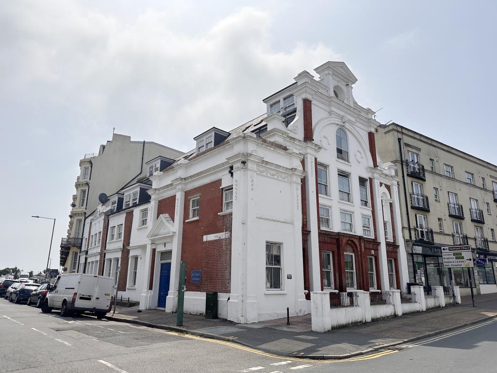 Lot: 54 - SUBSTANTIAL BLOCK OF 20 FLATS FOR IMMEDIATE INVESTMENT - Substantial corner block with red brick and rendered elevations